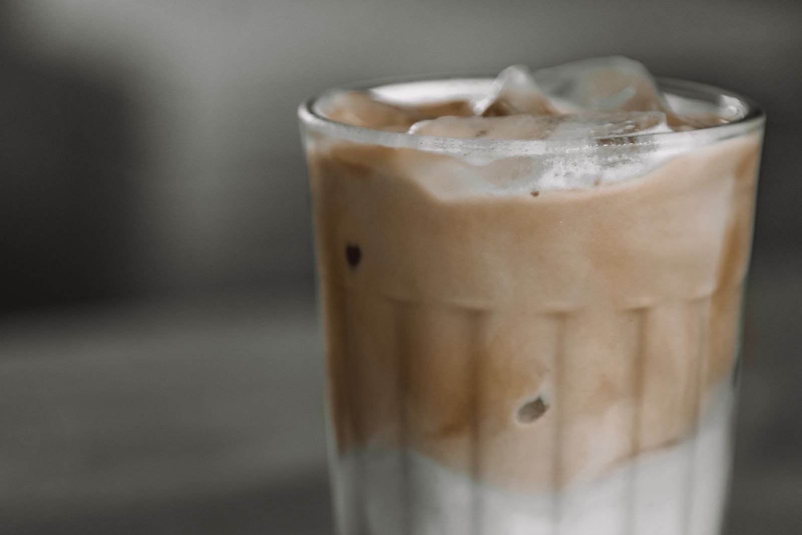 Iced Latte mit Eiswürfeln in einem Glas — Protein und Kollagen im Kaffee