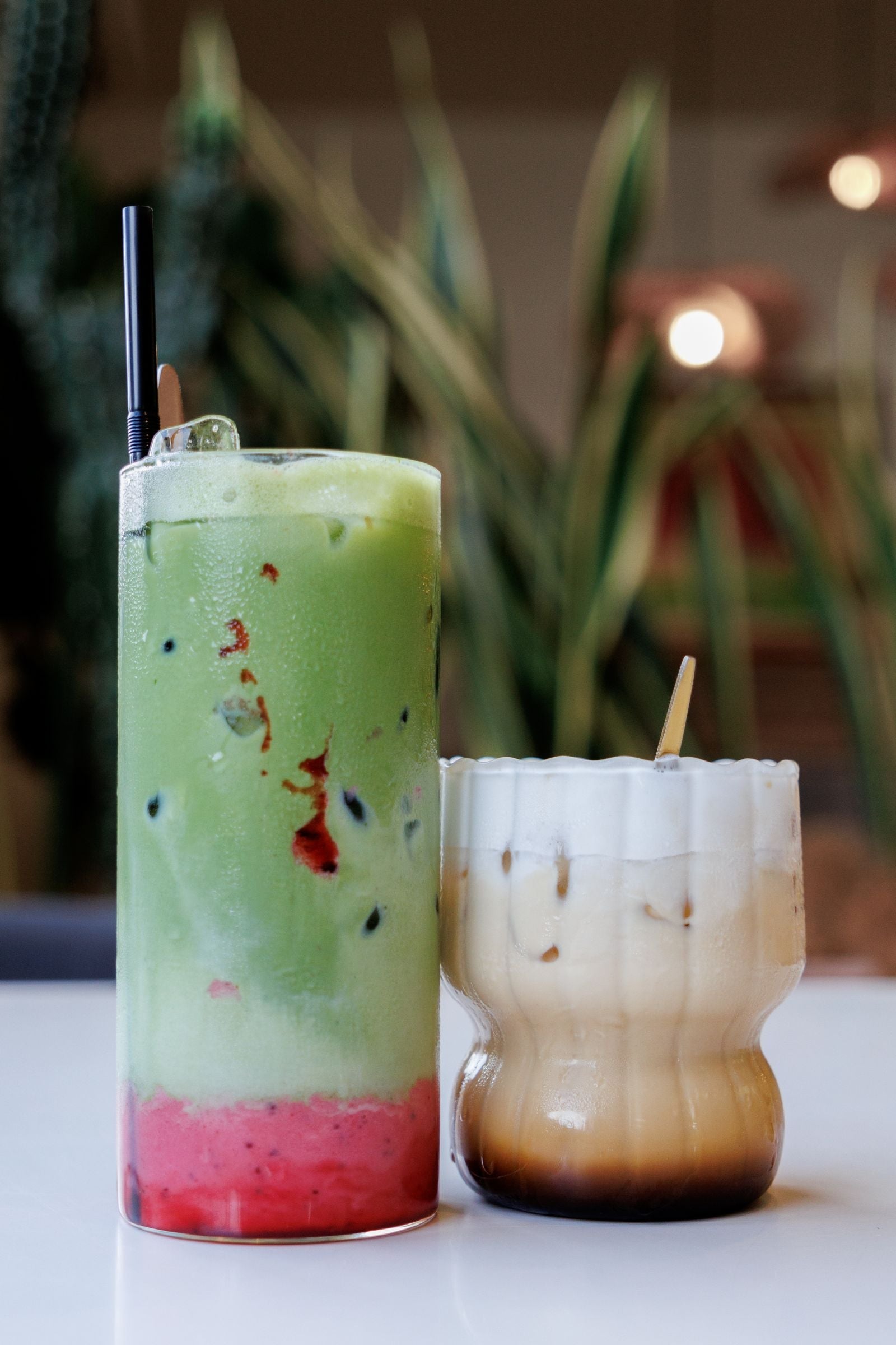 Iced Matcha und Iced Coffee nebeneinander im Glas